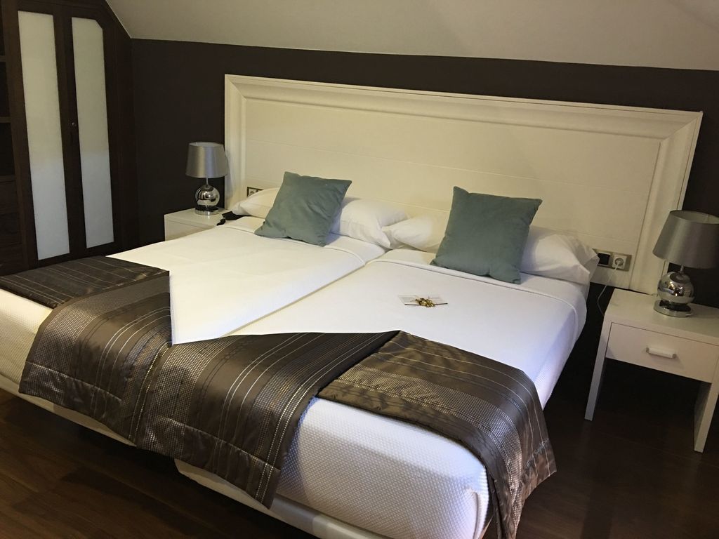 Minibar, coffres-forts dans les chambres, bureau