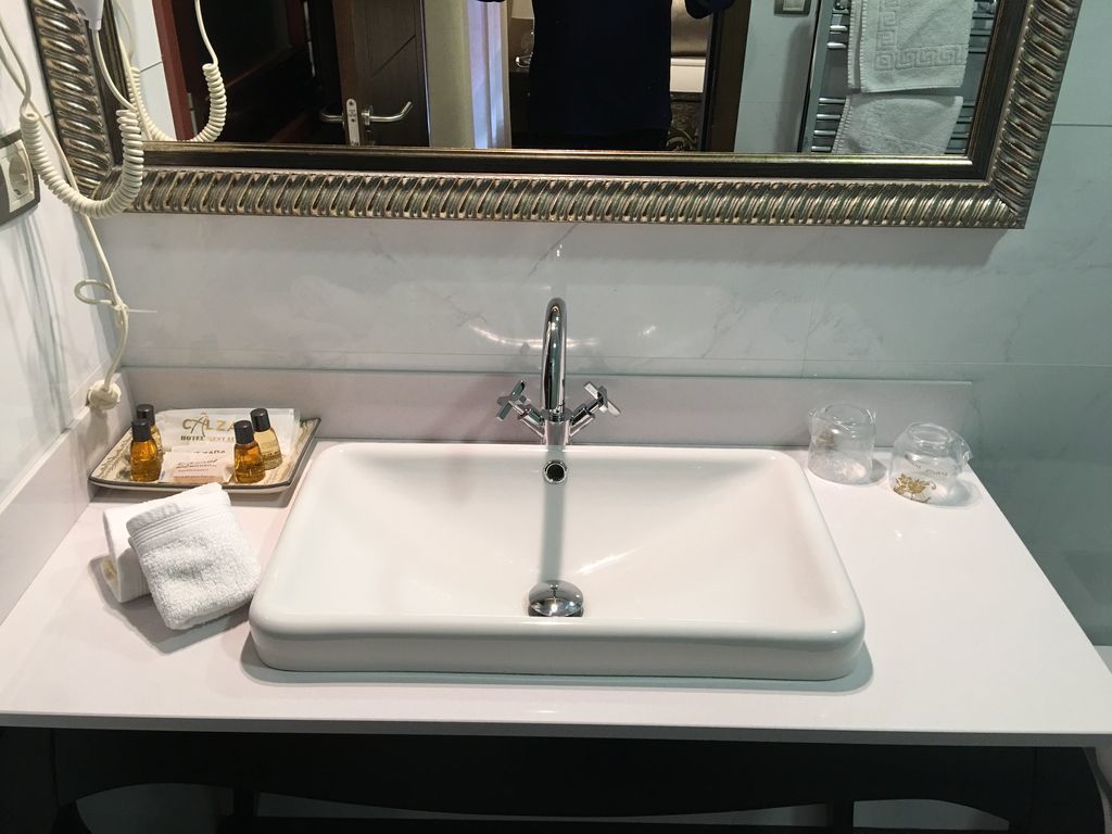 superior double room, 1 queen bed | bathroom sink