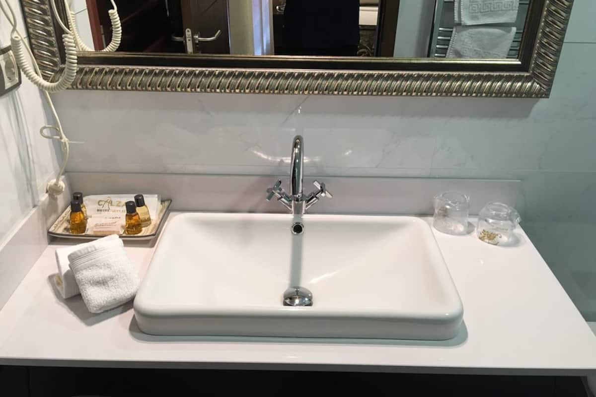 superior double room, 1 queen bed | bathroom sink