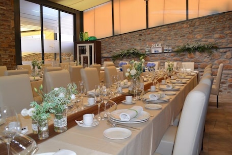 Se sirven desayunos, comidas, cenas y cocina local