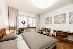 2 habitaciones, escritorio y tabla de planchar con plancha 