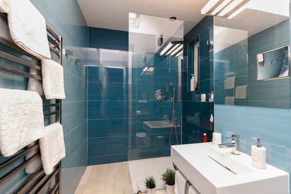 Departamento Deluxe, 2 habitaciones | Baño | Regadera, amenidades de baño gratuitas, secadora de cabello, toallas 