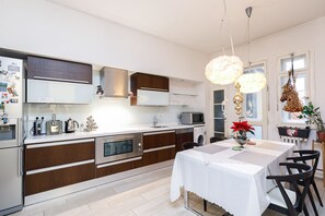 デラックス アパートメント 2 ベッドルーム | 専用キッチン | 大型冷蔵庫、電子レンジ、オーブン、コンロ