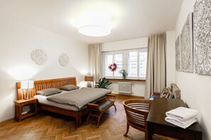 2 habitaciones, escritorio y tabla de planchar con plancha 