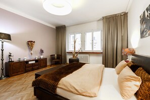2 habitaciones, escritorio y tabla de planchar con plancha 
