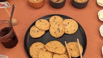 Une table où sont disposés différents types de biscuits, et une pancarte indiquant qu’ils proviennent de Hausen.