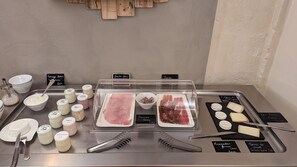 Daily buffet breakfast for a fee - Hôtel Le Quatorze (Figeac)