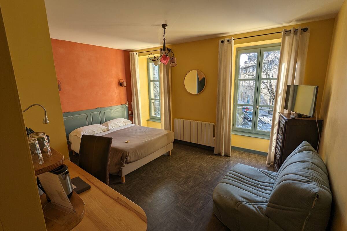 comfort room | desk, soundproofing, iron/ironing board, free wifi