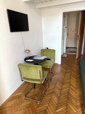 Suite Studio Design, vue cour intérieure | Coin séjour