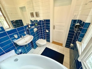 Design Studio Suite, Courtyard View | Bathroom | Free toiletries, hair dryer, towels, soap