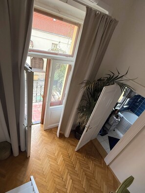 Suite Studio Design, vue cour intérieure | Coin séjour | Télévision à écran plat de 32 pouces avec chaînes par câble, télévision