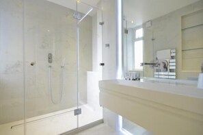 Shower, hair dryer, towels - Covent Garden Apartments (London)