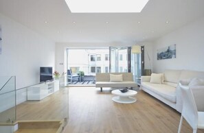 Luxury Penthouse, 2 Bedrooms, City View | Living room