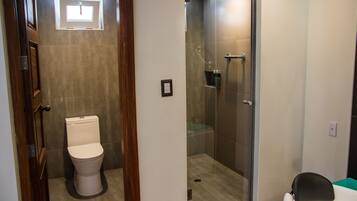 Un baño con inodoro, cabina de ducha y bañera.