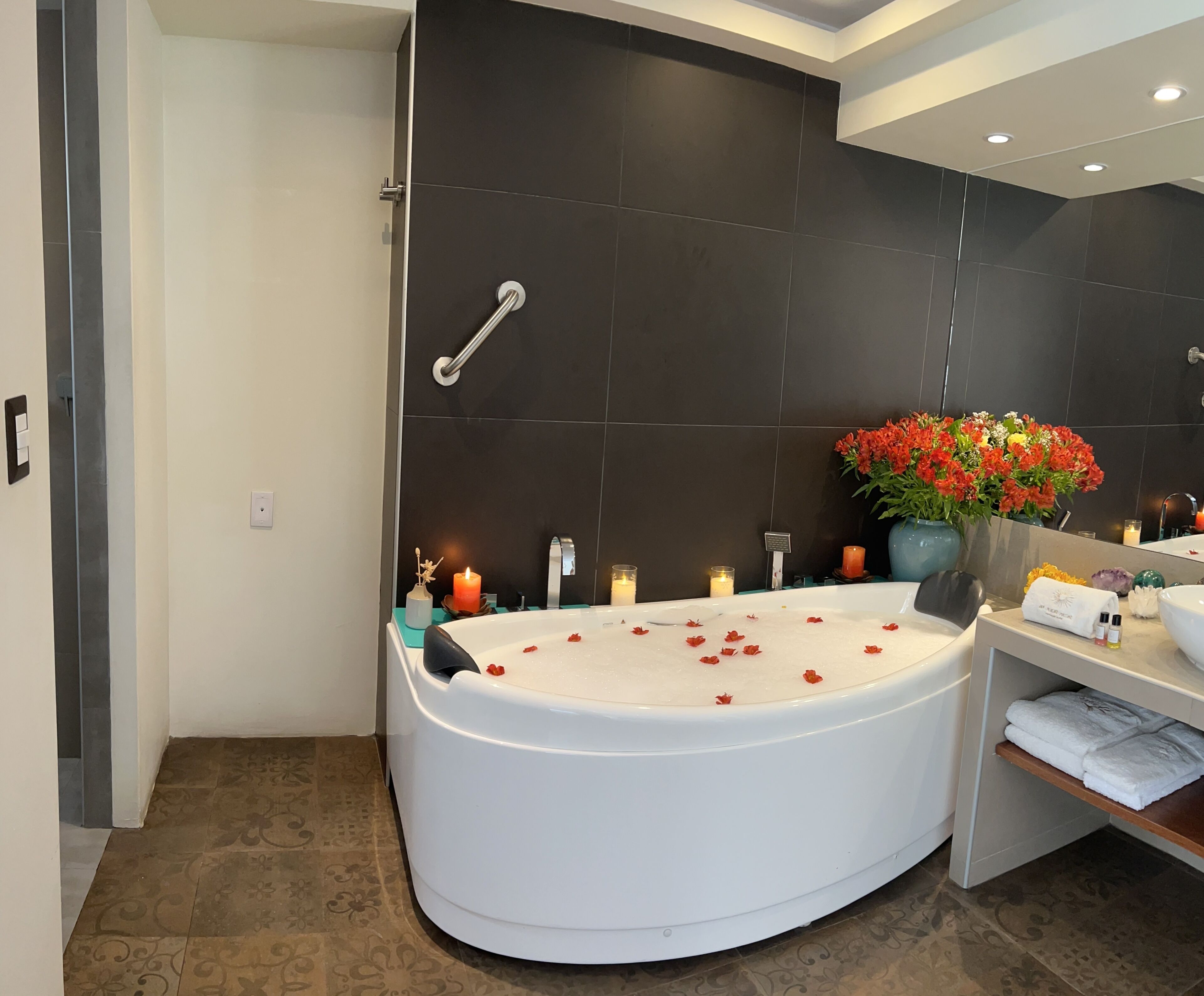 separate bathtub and shower, jetted bath, rainfall showerhead