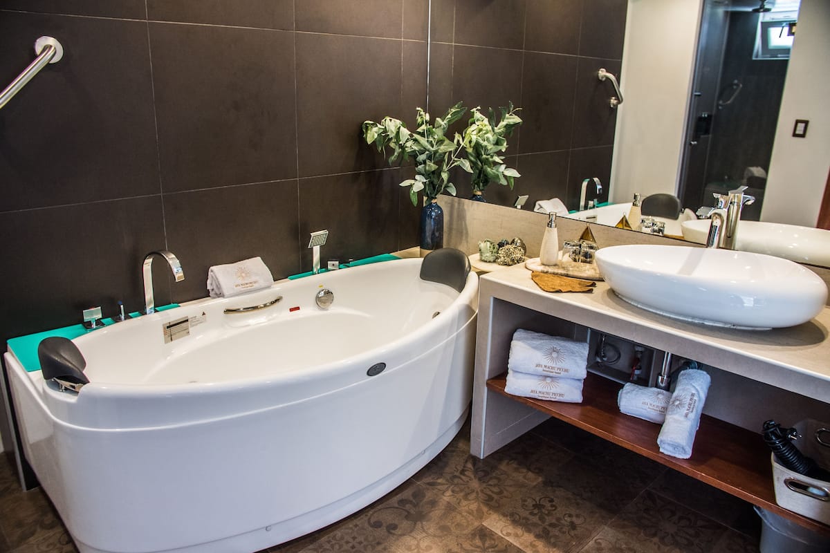 separate bathtub and shower, jetted bath, rainfall showerhead