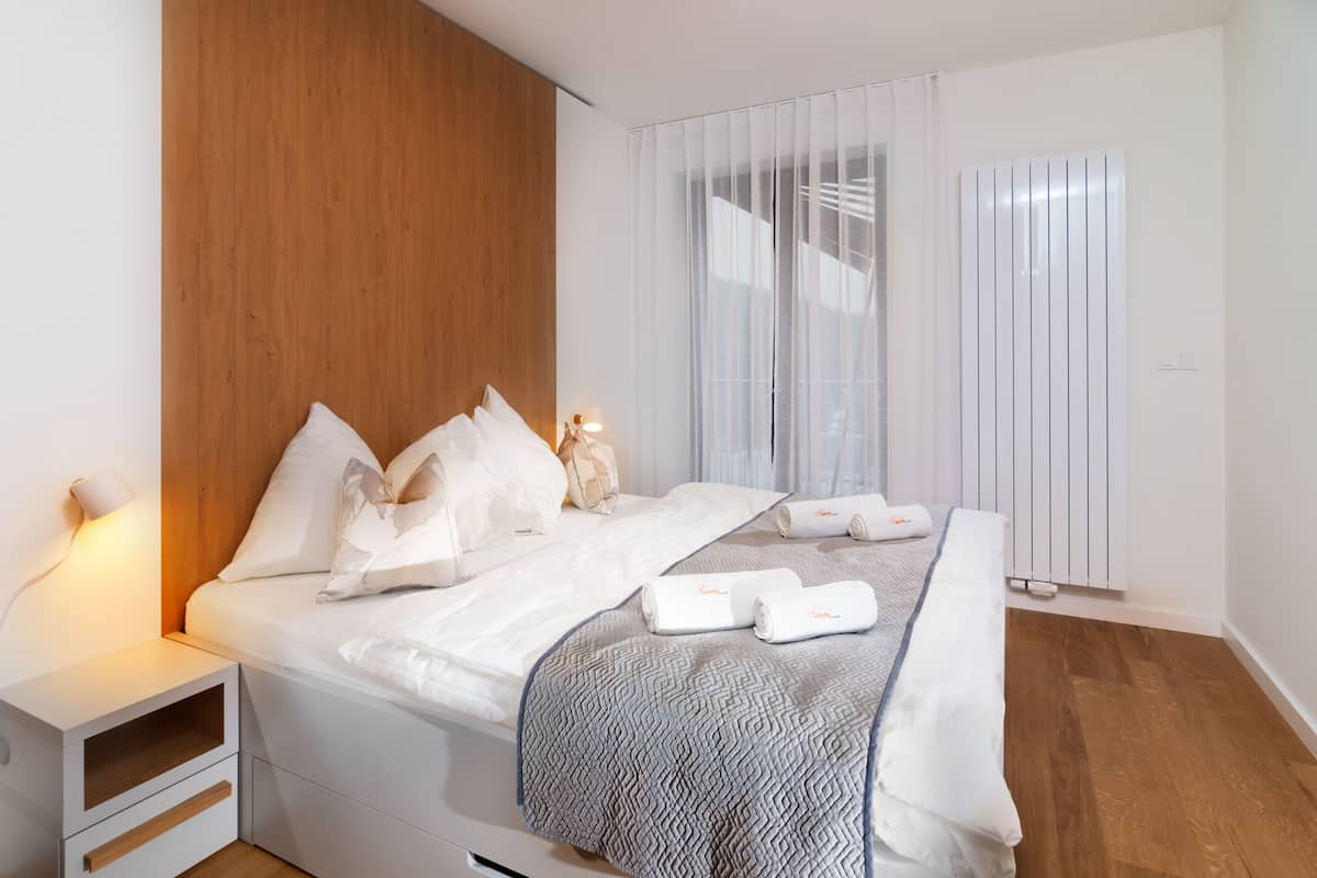 Apartment, 2 Bedrooms, Balcony (6) | Minibar, in-room safe, desk, blackout drapes