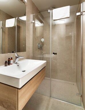 Departamento, 2 habitaciones, balcón (6) | Baño | Amenidades de baño gratuitas, secadora de cabello, toallas, jabón 
