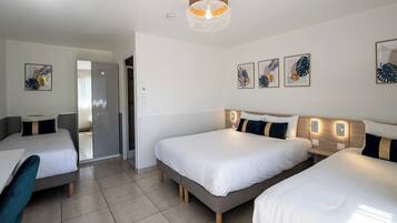 Chambre Quadruple | Bureau, rideaux occultants, chambres insonorisées