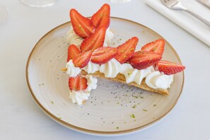 A dessert with strawberries and whipped cream on a plate. - Villa Hôtel (Poilly-lez-Gien)