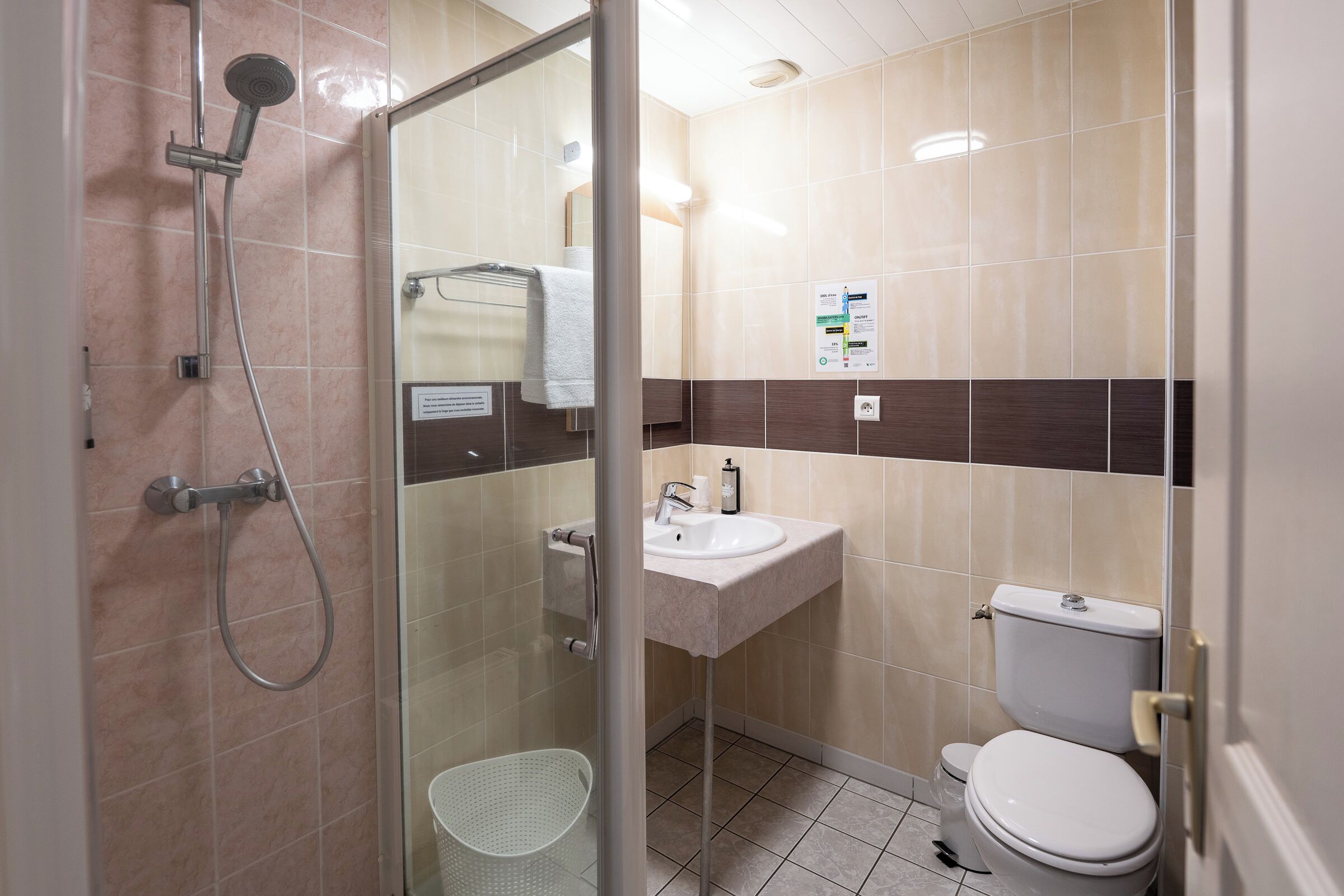 quadruple room | bathroom | shower, hair dryer, towels