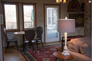 高級寢具、手提電腦工作空間、免費 Wi-Fi、床單