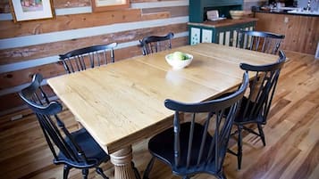 Sudah termasuk sarapan masakan setempat setiap hari