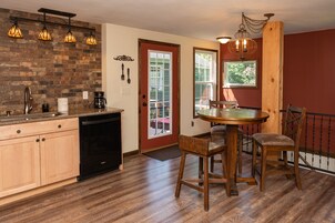 Suíte romântica, banheiro privativo (Farmhouse Suite) | Cozinha privada | Geladeira, micro-ondas, fogão, cooktop