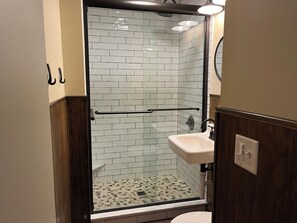 Romantische Suite, eigenes Bad (Farmhouse Suite) | Badezimmer | Dusche, Haartrockner, Handtücher