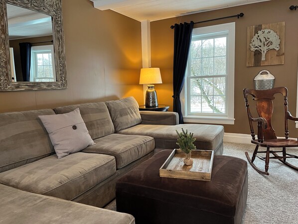 Rómantísk svíta - einkabaðherbergi (Farmhouse Suite) | Stofa | Flatskjársjónvarp, DVD-spilari