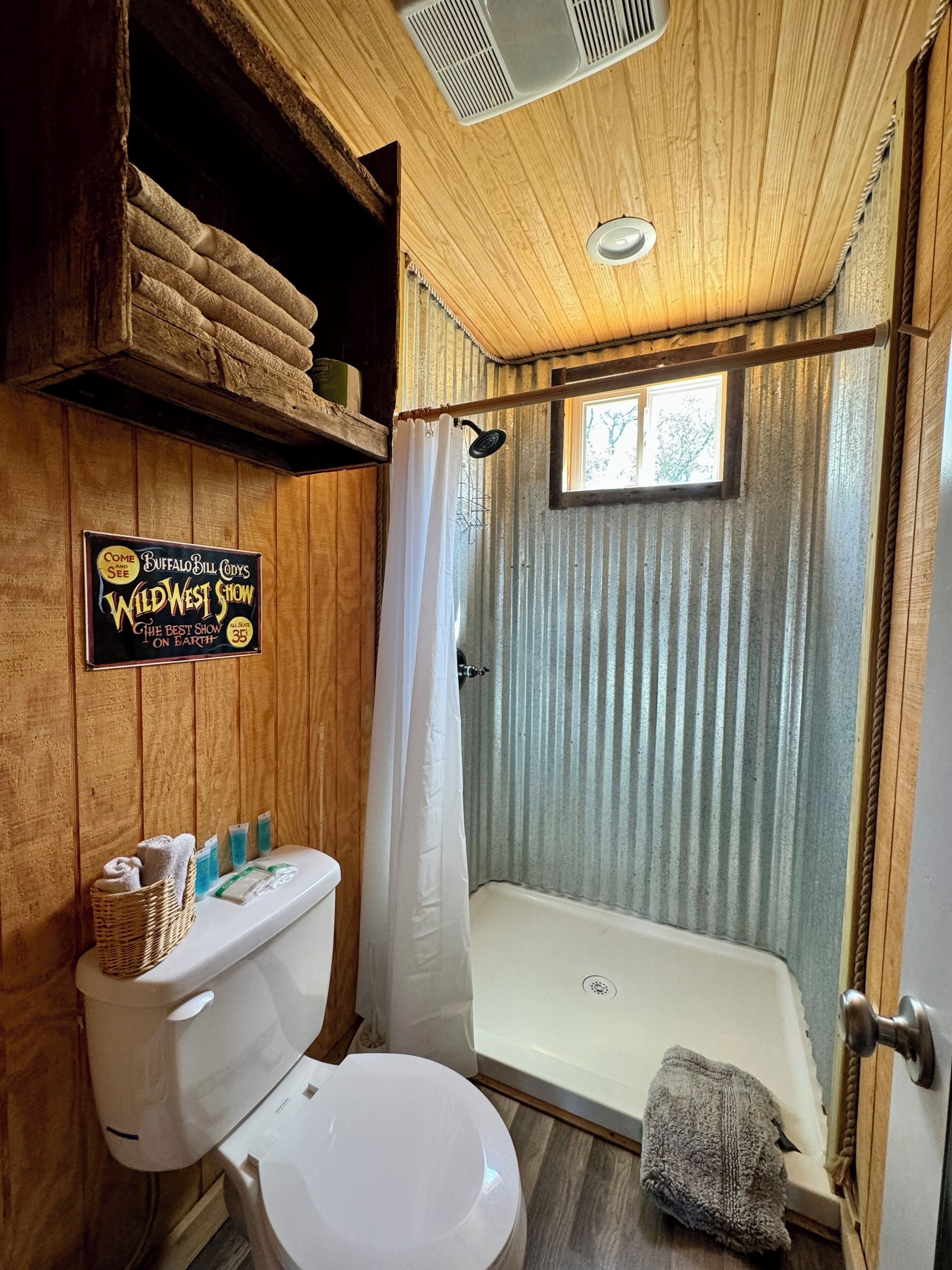 Deluxe-Ferienhütte, Mehrere Betten, Nichtraucher, Hügelblick | Badezimmer | Kostenlose Toilettenartikel, Haartrockner, Handtücher, Seife