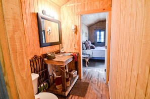 Garrett Outpost | Bathroom | Free toiletries, hair dryer, towels, soap