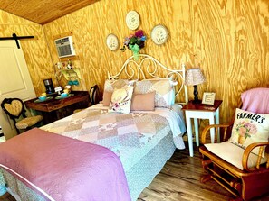 小屋 (No Outhouse) | 起居區 | LED 液晶電視、 DVD 播放機、影片庫