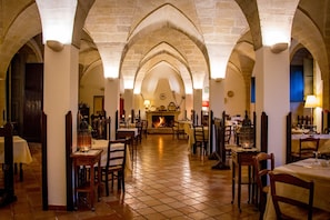 Lunch, dinner served; local cuisine, pool views - Albergo Masseria Gattamora (Uggiano la Chiesa)