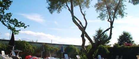 Piscine extérieure, parasols, chaises longues