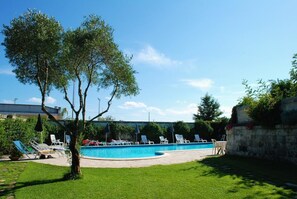 Outdoor pool, pool umbrellas, pool loungers - Albergo Masseria Gattamora (Uggiano la Chiesa)