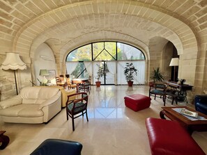 Lobby sitting area - Albergo Masseria Gattamora (Uggiano la Chiesa)