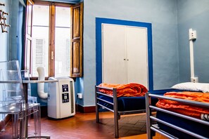 Tvåbäddsrum - 2 enkelsängar - delat badrum (Dati) | Värdeförvaringsskåp på rummet och gratis wi-fi