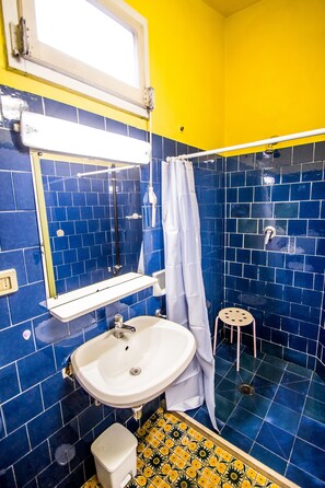 Ducha, cabezal de ducha tipo lluvia, toallas
