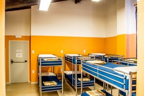 Dormitorio compartido, dormitorio mixto, baño privado (Ghibellini - 18 beds) | Caja de seguridad en la habitación y wifi gratis 