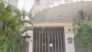Un cancello conduce a Villa Amore, con facciata in pietra e una targa sopra la porta.
