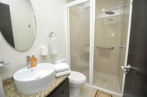 Comfort-Apartment, 3 Schlafzimmer, Stadtblick | Badezimmer | Dusche, Regendusche, kostenlose Toilettenartikel, Handtücher
