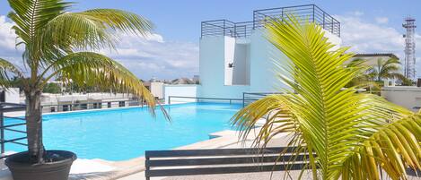 Una piscina al aire libre, una piscina en la azotea