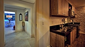 Apartment, 5 Bedrooms | Dapur peribadi | Pembancuh kopi/teh, peti sejuk, ketuhar gelombang mikro, ketuhar 