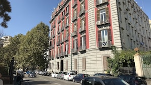 Um edifício de vários andares com estilo arquitetônico clássico, com varandas e janelas amplas.