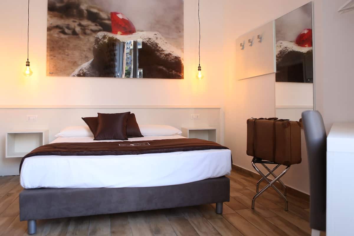 Roupas de cama premium, frigobar, cofres nos quartos, escrivaninha