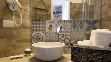 Shower, free toiletries, towels