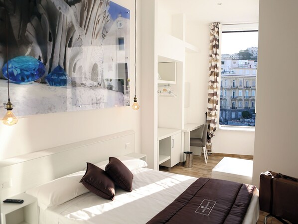 Deluxe tweepersoonskamer | Luxe beddengoed, een minibar, een kluis op de kamer