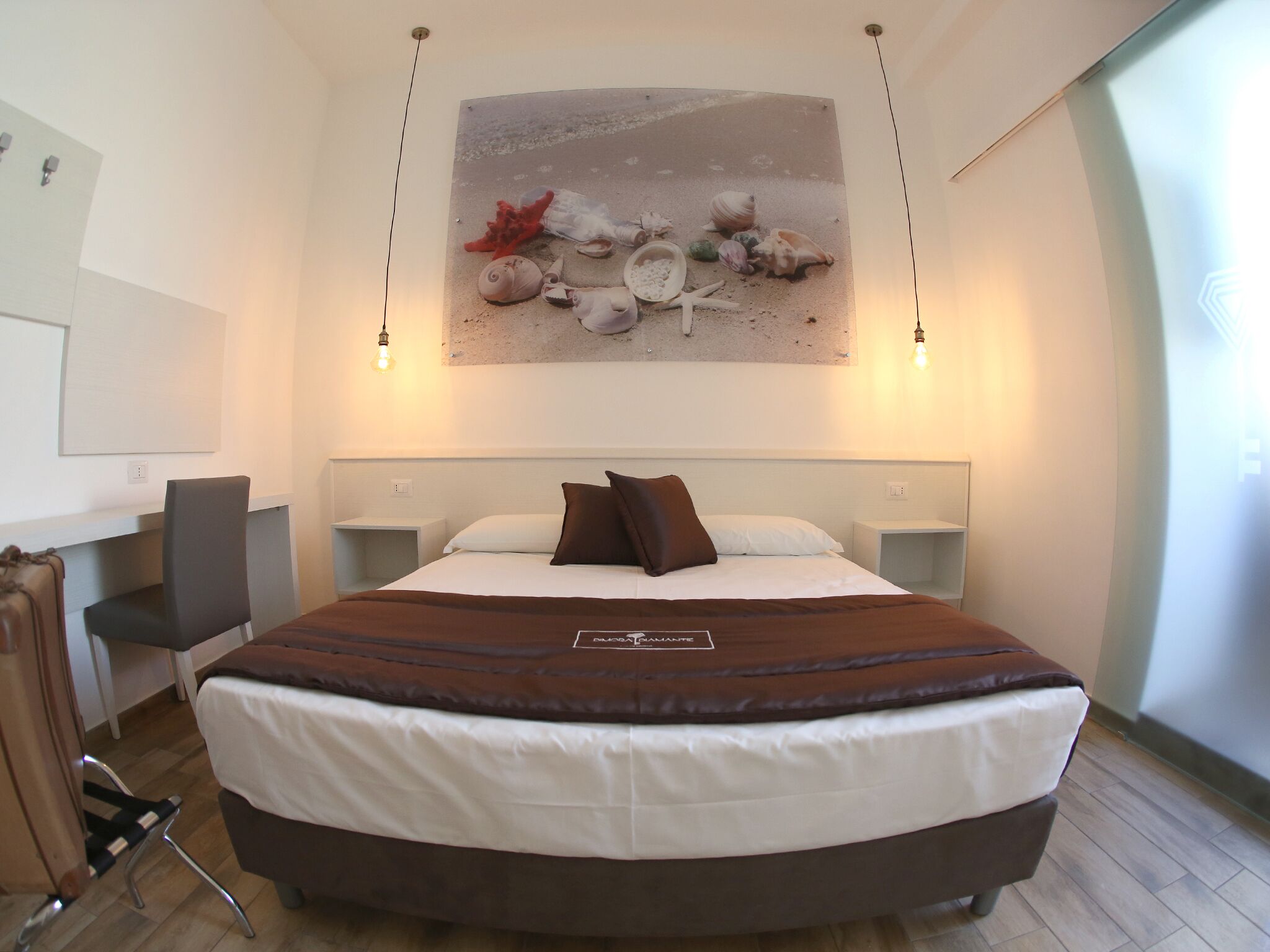 Roupas de cama premium, frigobar, cofres nos quartos, escrivaninha