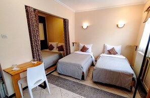 Suite Junior | Literie de qualitĂ©, rideaux dâobscurcissement, fer et planche Ă repasser